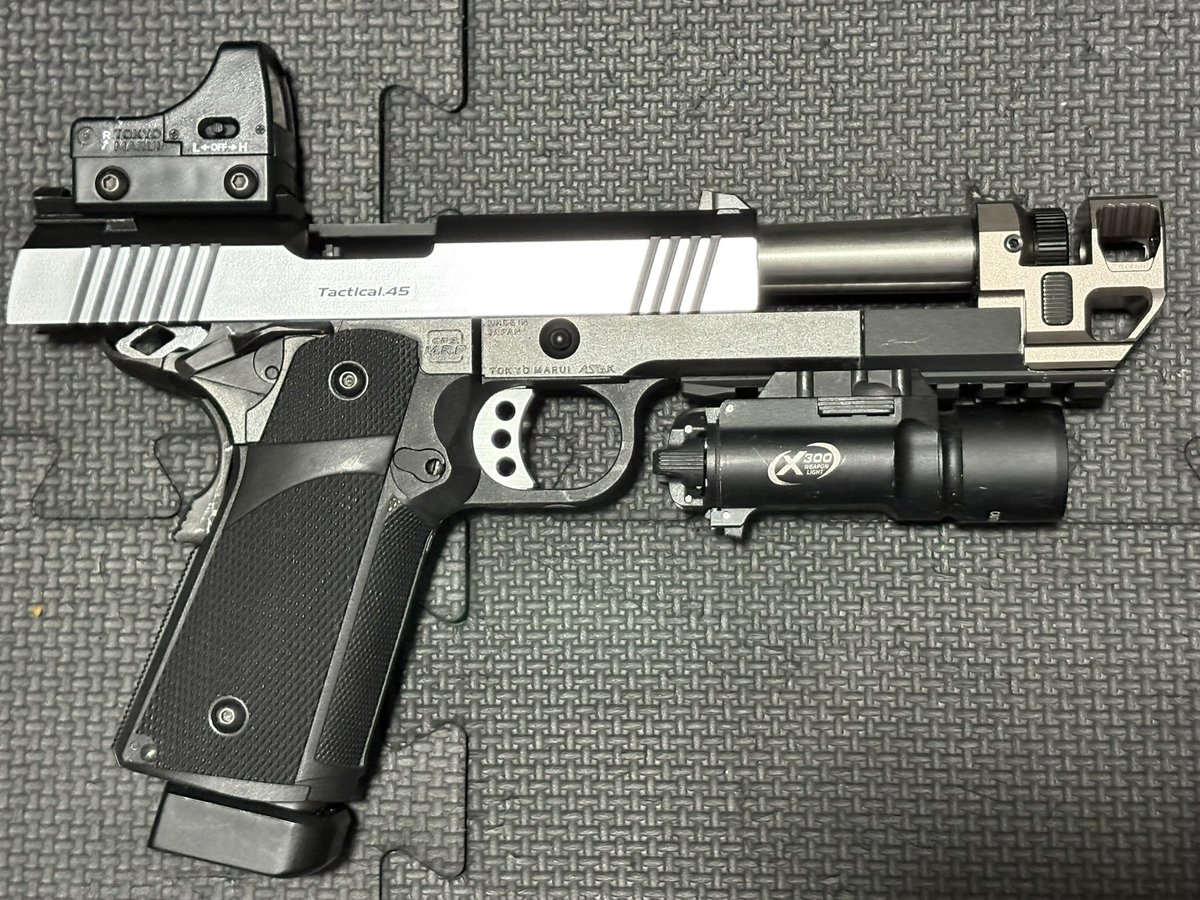 kn96018939's tweet photo. ハイキャパ（マルイGBB）アリゲーターガー・スナッパー45カスタムです😆

ハイキャパ4.3、ハイキャパ5.1のミックスカスタムで、コンペンセイターとドットサイトをトッピングしました☺️

果たしてマルイさんからバイオハザードコラボのアリゲータ・スナッパーが発売される日は来るのでしょうか🤣 https://t.co/1qdPacdNRR