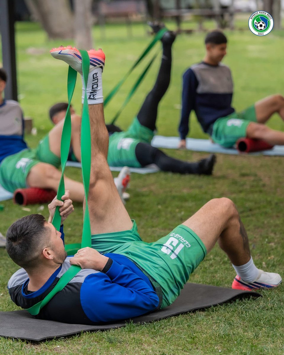DPMChile's tweet photo. 💚🤍 El Velero afina los últimos detalles para la Copa Chile. ⛵

Durante esta jornada, el plantel entrenó en el Complejo Deportivo de @sifupchile, a quienes agradecemos por recibirnos y facilitar sus instalaciones para nuestra preparación.

Seguimos trabajando con el objetivo claro, clasificar a semifinales.

#TodosSomosPuertoMontt

📸 Fotografías equipo comunicaciones @sifup