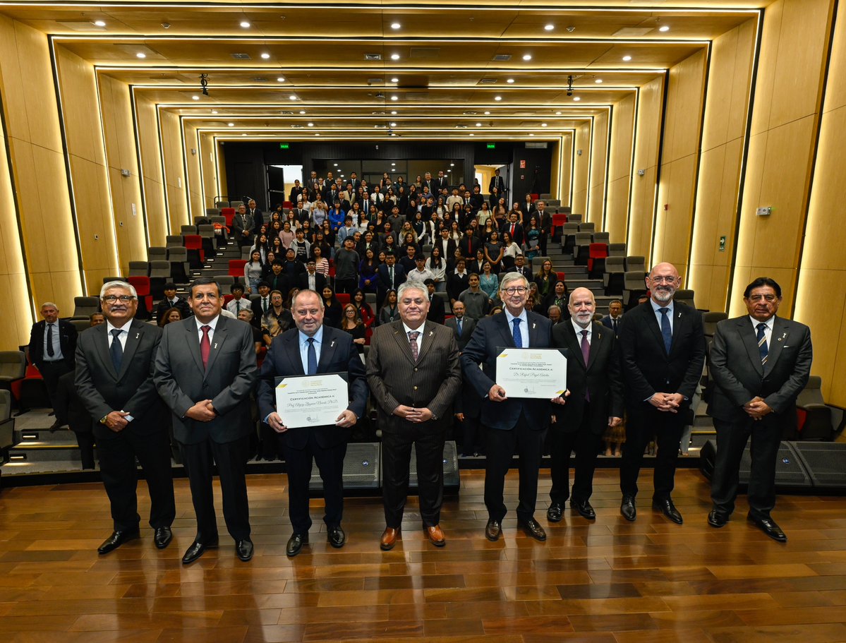 UCSM_oficial's tweet photo. 🎓💚 #UCSM | 𝑰𝒎𝒑𝒐𝒔𝒊𝒄𝒊𝒐́𝒏 𝒅𝒆 𝒍𝒂 𝑪𝒂́𝒕𝒆𝒅𝒓𝒂 ❞𝑫𝒓. 𝑹𝒂𝒇𝒂𝒆𝒍 𝑷𝒖𝒚𝒐𝒍 𝑨𝒏𝒕𝒐𝒍𝒊́𝒏, 𝑷𝒓𝒆𝒔𝒊𝒅𝒆𝒏𝒕𝒆 𝒅𝒆 𝒍𝒂 𝑼𝒏𝒊𝒗𝒆𝒓𝒔𝒊𝒅𝒂𝒅 𝑰𝒏𝒕𝒆𝒓𝒏𝒂𝒄𝒊𝒐𝒏𝒂𝒍 𝒅𝒆 𝑳𝒂 𝑹𝒊𝒐𝒋𝒂 – 𝑼𝑵𝑰𝑹❞

La Universidad Católica de Santa María realizó la imposición de la Cátedra en Ciencias Sociales que lleva el nombre del Dr. Rafael Puyol Antolín, Presidente de la   @UNIRuniversidad 

Durante su participación desarrolló el tema “El mundo se hace mayor. ¿Hasta cuándo vamos a vivir?”, una reflexión sobre la longevidad, el envejecimiento de la población y los desafíos que plantea vivir cada vez más años.

El Dr. Puyol destacó que hablar de longevidad no significa únicamente añadir años a la vida, sino añadir vida a nuestros años, resaltando la importancia de garantizar a las personas mayores salud, autonomía, compañía y dignidad.

Asimismo, recordó que cada persona tiene también la responsabilidad de cuidar su cuerpo, mente y relaciones, porque vivir más años es importante, pero hacerlo con salud, bienestar y sentido lo es aún más.

🌍 𝗨𝗻 𝗲𝗻𝗰𝘂𝗲𝗻𝘁𝗿𝗼 𝗾𝘂𝗲 𝗮𝗰𝗲𝗿𝗰𝗼́ 𝗮 𝗻𝘂𝗲𝘀𝘁𝗿𝗮 𝗰𝗼𝗺𝘂𝗻𝗶𝗱𝗮𝗱 𝘂𝗻𝗶𝘃𝗲𝗿𝘀𝗶𝘁𝗮𝗿𝗶𝗮 𝗮 𝘂𝗻𝗮 𝗱𝗲 𝗹𝗮𝘀 𝗴𝗿𝗮𝗻𝗱𝗲𝘀 𝘁𝗿𝗮𝗻𝘀𝗳𝗼𝗿𝗺𝗮𝗰𝗶𝗼𝗻𝗲𝘀 𝘀𝗼𝗰𝗶𝗮𝗹𝗲𝘀 𝗱𝗲 𝗻𝘂𝗲𝘀𝘁𝗿𝗼 𝘁𝗶𝗲𝗺𝗽𝗼.

#UCSM #65AñosUCSM #InternacionalizaciónUCSM #RafaelPuyol #UNIR #CienciasSociales