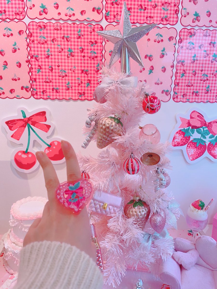 hexe_nhaus's tweet photo. SNSでクリスマスツリーの新作オーナメント情報を見かけるようになり、もうすでに年末気分です🎄🥳今年の12月は名古屋でポップアップ💕いちごピンクツリー出すのがたのしみです😍🍓

🎀販売予定
10/1 21時 WEB SHOP
11/1-15 ニュースタア大阪ポパプ
12/12-13 名古屋ポパプ https://t.co/JBGU6k1NIi