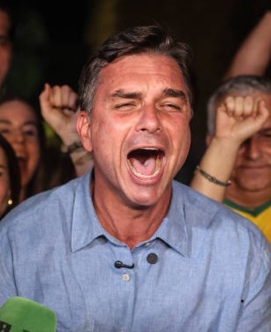 NewsLiberdade's tweet photo. 🚨URGENTE - Flavio Bolsonaro receberá a maior parte das intenções de voto de Augustu Cury, Renan Santos e Ronaldo Caiado, diz pesquisa da Quaest https://t.co/RUEIXSCr9v