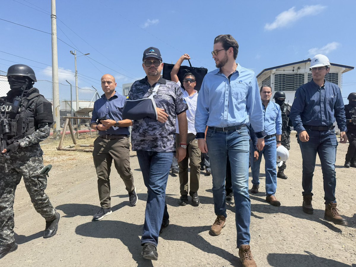 JohnReimberg's tweet photo. Esta tarde, junto al gerente (s) de Petroecuador, Sebastián Maag, y su equipo técnico, realizamos un recorrido por la Refinería de La Libertad, en Santa Elena, donde hemos reforzado la presencia policial, así como en otras dependencias estratégicas, en cumplimiento de los lineamientos del presidente Daniel Noboa.

Estamos recorriendo cada rincón y trabajando de manera coordinada para proteger los recursos de todos los ecuatorianos.
