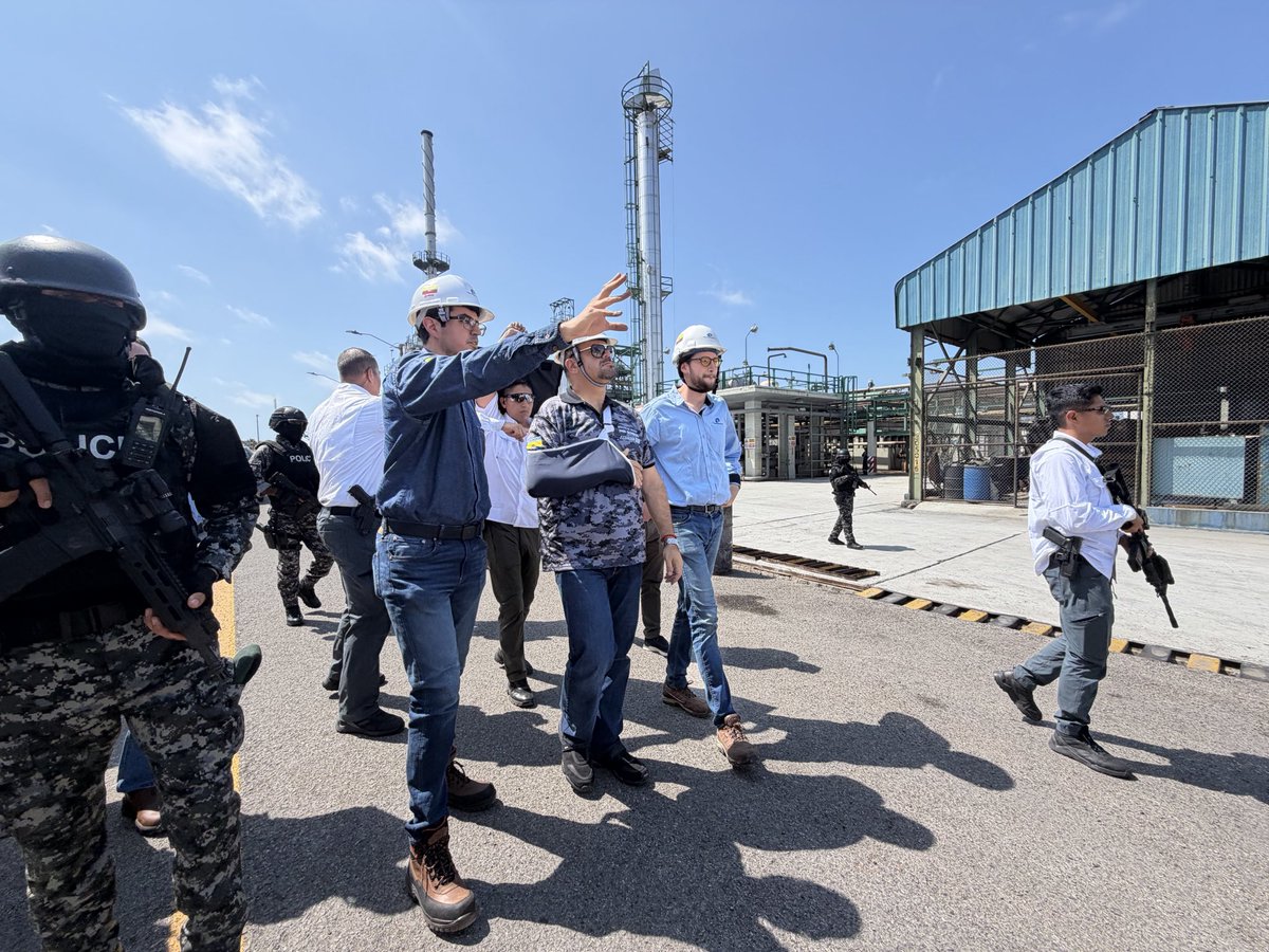 JohnReimberg's tweet photo. Esta tarde, junto al gerente (s) de Petroecuador, Sebastián Maag, y su equipo técnico, realizamos un recorrido por la Refinería de La Libertad, en Santa Elena, donde hemos reforzado la presencia policial, así como en otras dependencias estratégicas, en cumplimiento de los lineamientos del presidente Daniel Noboa.

Estamos recorriendo cada rincón y trabajando de manera coordinada para proteger los recursos de todos los ecuatorianos.