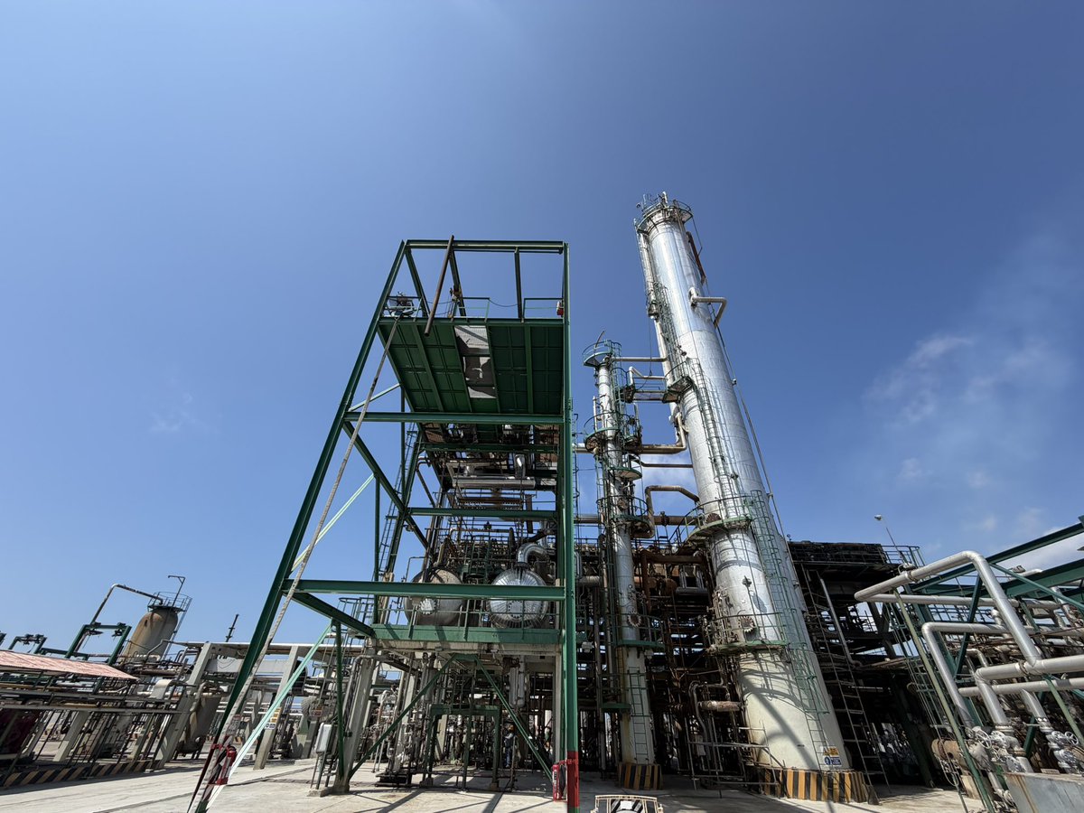 JohnReimberg's tweet photo. Esta tarde, junto al gerente (s) de Petroecuador, Sebastián Maag, y su equipo técnico, realizamos un recorrido por la Refinería de La Libertad, en Santa Elena, donde hemos reforzado la presencia policial, así como en otras dependencias estratégicas, en cumplimiento de los lineamientos del presidente Daniel Noboa.

Estamos recorriendo cada rincón y trabajando de manera coordinada para proteger los recursos de todos los ecuatorianos.