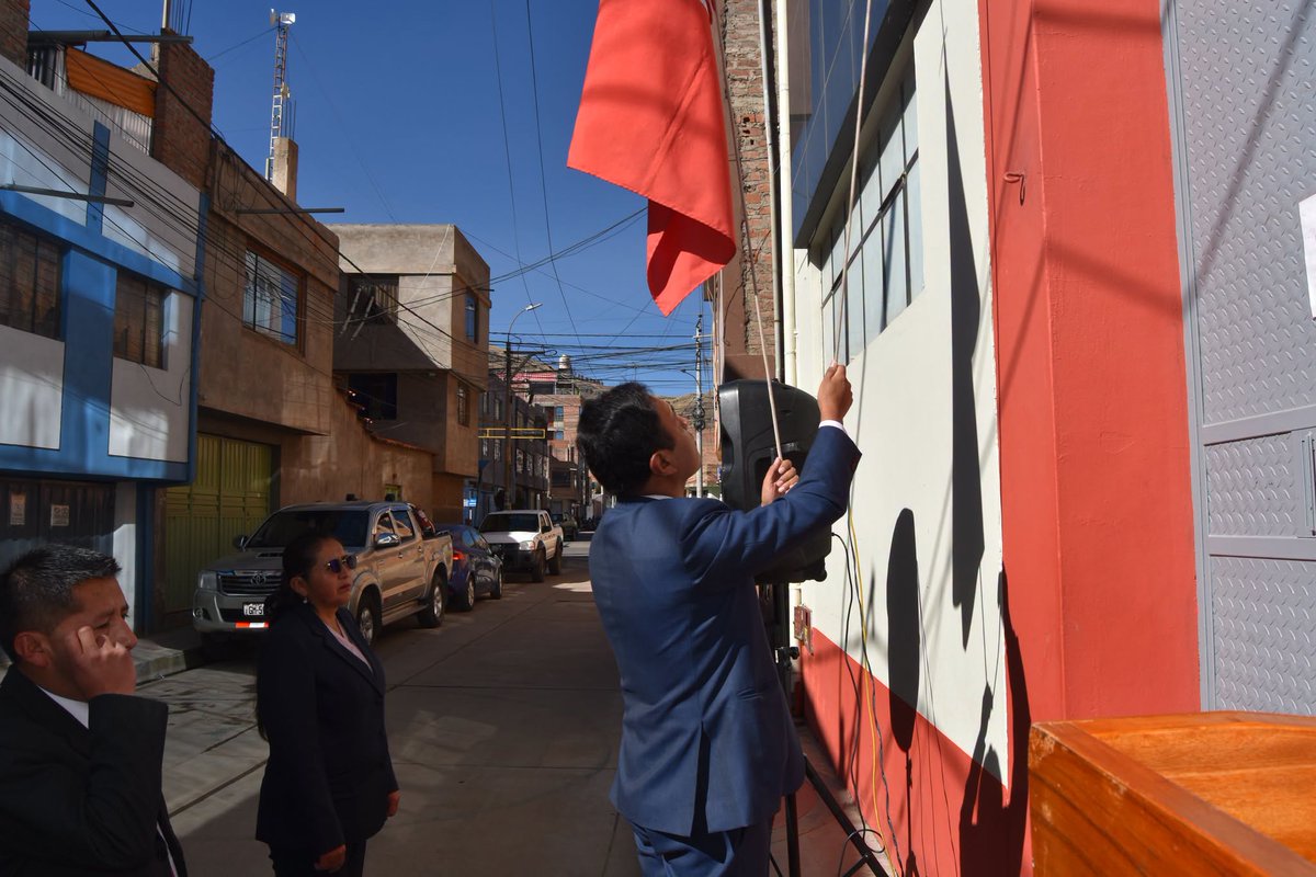 UgelPuno's tweet photo. 🏛️ ¡Iniciamos la semana con fervor patriótico! En nuestro Lunes Cívico, izamos nuestros símbolos patrios y rendimos un merecido homenaje al equipo de logística de la #UGELPuno, a un día de celebrarse el Día del Profesional Logístico. 🇵🇪📦 #GestiónEducativa #Puno https://t.co/c1udkgm4jJ
