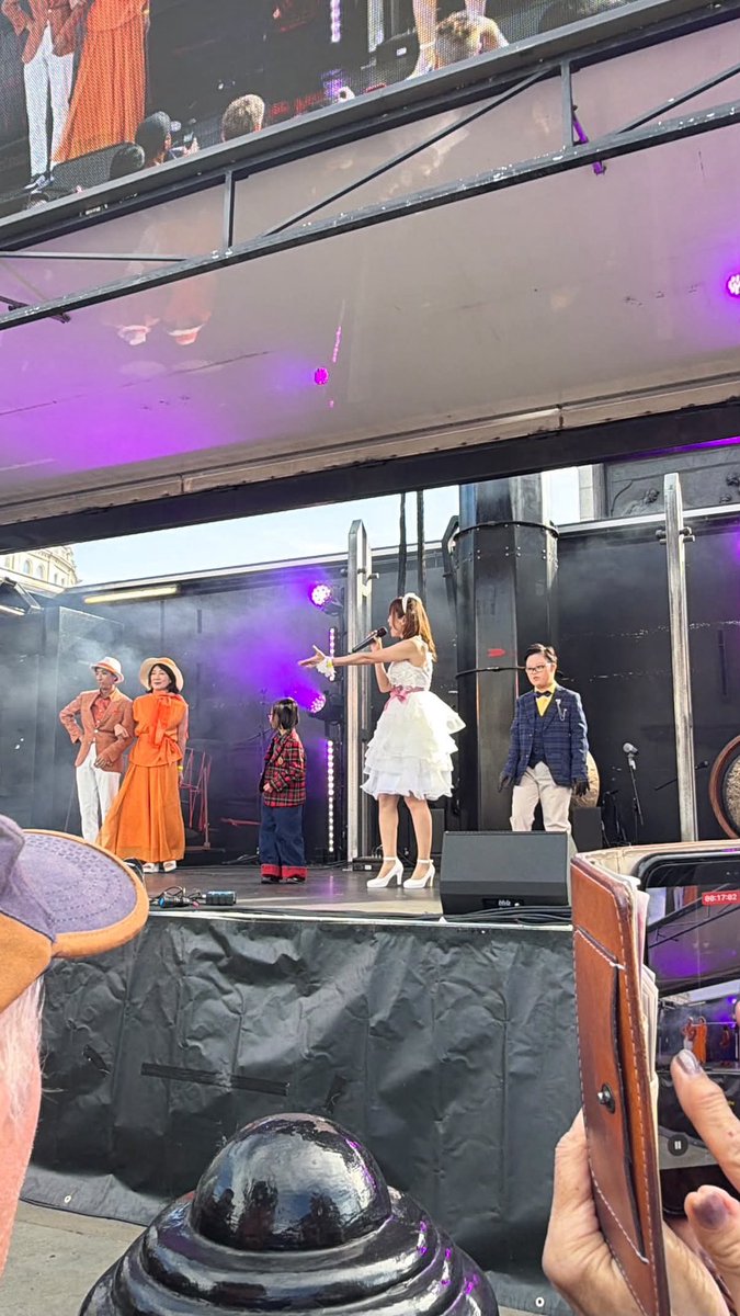hoowmy's tweet photo. 《JAPAN祭🇬🇧終了🙌🏻✨️》
⁡
ロンドン・トラファルガー広場にて
10/4に開催された『JAPAN祭』🇬🇧✨️
無事に終了いたしました🙌🏻✨️
⁡
お天気にも恵まれ
気持ちの良い秋空の中
温かなお客様が盛り上げて下さり
歌うことが出来ました✨️
⁡
スマイルウォーキング倶楽部の
障害を持った方を含めたモデルの皆様とは
フォーメーションに加えて頂く形で
私のオリジナル曲『笑顔になれたら』を歌いつつ⁡
パフォーマンスをさせて頂き

IRIS Angelではサポートメンバーとして
『天使のお仕事』を歌わせて頂きました✨️
⁡
ステージから見える景色は
ステージに上がった人だけが
見る事が出来る景色で
トラファルガー広場を
埋め尽くすほどのお客様の光景は
一生の宝物です💎✨️
⁡
このような経験をさせて頂く
機会を与えて下さった
スマイルウォーキング倶楽部の皆様
IRIS Angelの皆様
髙木真理子さん
吉野みずほさん
鈴木ナオミさん
JAPAN祭 運営の皆様
全スタッフの皆様
本当にありがとうございました✨️
⁡
今年のJAPAN祭での出演が
来年、更に多くのスマイルメンバーと
IRIS Angelでのステージに
繋がる道になれていますように✩.*˚
⁡
素晴らしい経験を
ありがとうございました♡
⁡
#スマイルウォーキング倶楽部 
#smilewalkingclub 
#japanmatsuri2026 
#trafalgarsquare