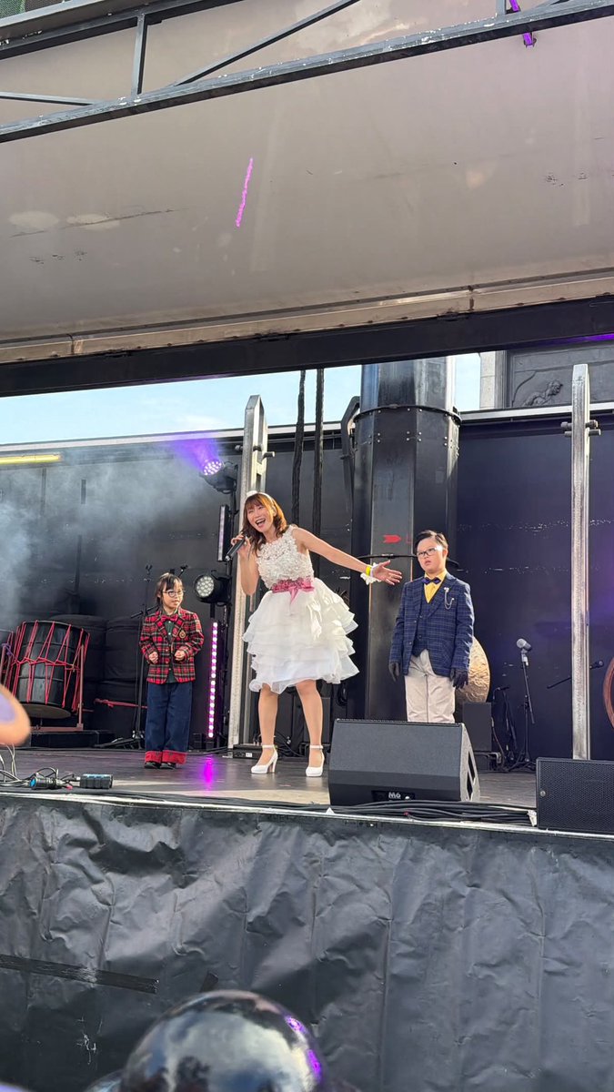 hoowmy's tweet photo. 《JAPAN祭🇬🇧終了🙌🏻✨️》
⁡
ロンドン・トラファルガー広場にて
10/4に開催された『JAPAN祭』🇬🇧✨️
無事に終了いたしました🙌🏻✨️
⁡
お天気にも恵まれ
気持ちの良い秋空の中
温かなお客様が盛り上げて下さり
歌うことが出来ました✨️
⁡
スマイルウォーキング倶楽部の
障害を持った方を含めたモデルの皆様とは
フォーメーションに加えて頂く形で
私のオリジナル曲『笑顔になれたら』を歌いつつ⁡
パフォーマンスをさせて頂き

IRIS Angelではサポートメンバーとして
『天使のお仕事』を歌わせて頂きました✨️
⁡
ステージから見える景色は
ステージに上がった人だけが
見る事が出来る景色で
トラファルガー広場を
埋め尽くすほどのお客様の光景は
一生の宝物です💎✨️
⁡
このような経験をさせて頂く
機会を与えて下さった
スマイルウォーキング倶楽部の皆様
IRIS Angelの皆様
髙木真理子さん
吉野みずほさん
鈴木ナオミさん
JAPAN祭 運営の皆様
全スタッフの皆様
本当にありがとうございました✨️
⁡
今年のJAPAN祭での出演が
来年、更に多くのスマイルメンバーと
IRIS Angelでのステージに
繋がる道になれていますように✩.*˚
⁡
素晴らしい経験を
ありがとうございました♡
⁡
#スマイルウォーキング倶楽部 
#smilewalkingclub 
#japanmatsuri2026 
#trafalgarsquare