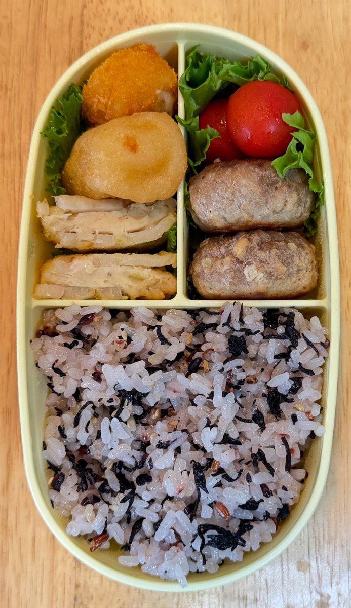 skydinner's tweet photo. 娘のお弁当作り418日目。

間が空いちゃったけど、熱で数日学校をお休みしておりました😣そして明日から中間テスト…ｵﾜﾀ(*_*)

今日の献立は、チーズハンバーグ・モチーズ・挽肉の蓮根挟み揚げ・クリームコロッケと🍅

#お弁当記録 
#お弁当
#弁当記録
#男の料理
#お弁当作り楽しもう部 https://t.co/lfUCVYBlQu