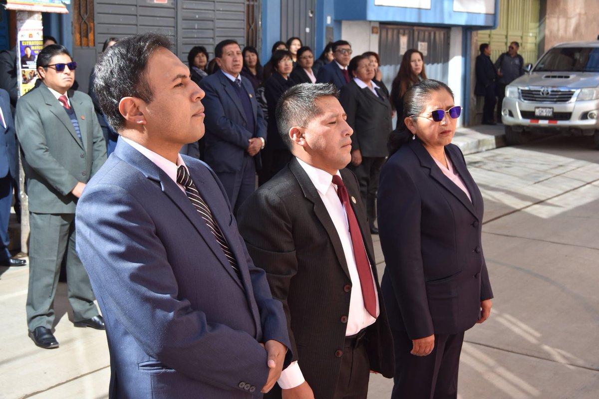 UgelPuno's tweet photo. 🏛️ ¡Iniciamos la semana con fervor patriótico! En nuestro Lunes Cívico, izamos nuestros símbolos patrios y rendimos un merecido homenaje al equipo de logística de la #UGELPuno, a un día de celebrarse el Día del Profesional Logístico. 🇵🇪📦 #GestiónEducativa #Puno https://t.co/c1udkgm4jJ