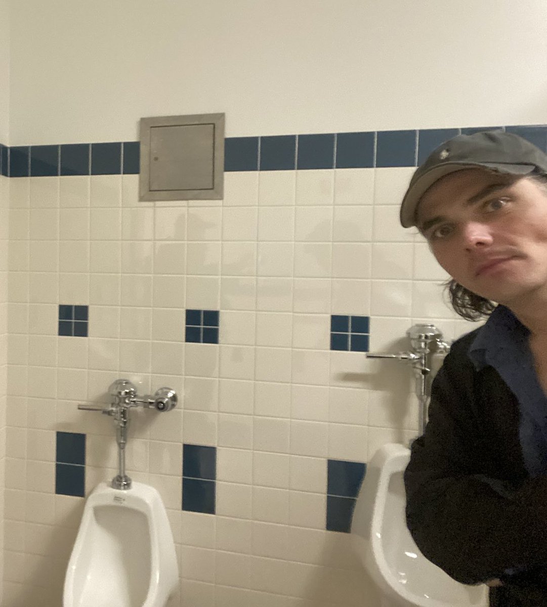 gorebugs's tweet photo. happy 4 years to this photo LOLLL . one of many we have of gerard just hanging out In Bathrooms https://t.co/yj4vHmO494