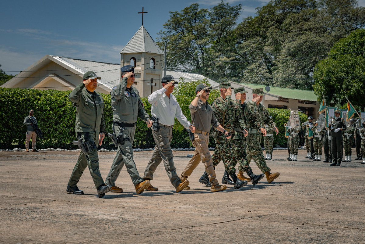 mindefensa's tweet photo. Con el objetivo de golpear las finanzas del crimen organizado, hoy activamos la Fuerza de Tarea Conjunta Urano, una estrategia integral que articula a más de 1.200 uniformados de nuestras @FuerzasMilCol y la @PoliciaColombia, sumados a las capacidades analíticas y de investigación criminal de la @FiscaliaCol y de los organismos de inteligencia del Estado. 

Esta unidad especializada no se limitará a la neutralización en punto de las válvulas ilícitas, sino que desplegará una ofensiva sistémica para desarticular toda la cadena de valor del robo de hidrocarburos, un delito estratégico que alimenta directamente el financiamiento del narcotráfico, la explotación ilícita de yacimientos mineros y el accionar de estructuras terroristas.

¡No nos detenemos en la misión de neutralizar a los enemigos de la Patria!