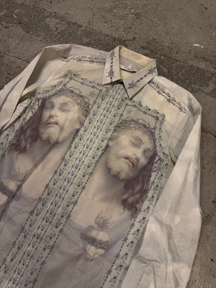 Vulphira's tweet photo. Givenchy by Riccardo Tisci Jesus Christ themed shirt Spring/Summer (2016) https://t.co/esCMArdpTM