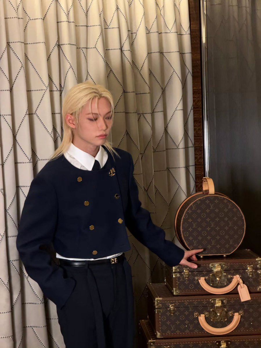 spearhyunnie2's tweet photo. felix instagram update: "last day 💛💙❤"

#FELIXxLVSS27 https://t.co/5lqXkJZuqD