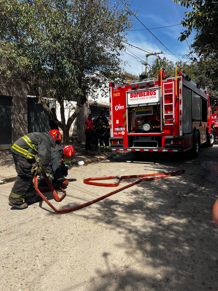 PoliciaCbaOf's tweet photo. 🔥 Policías rescataron a un adolescente durante un incendio

Ocurrió en un domicilio de Bº Lamadrid, donde efectivos del CAP actuaron rápidamente y pusieron a salvo a un adolescente de 14 años que se encontraba en una de las habitaciones.

🚒 Luego Bomberos controlaron las llamas y un servicio de emergencias asistió al joven, constatando que se encontraba en buen estado de salud.