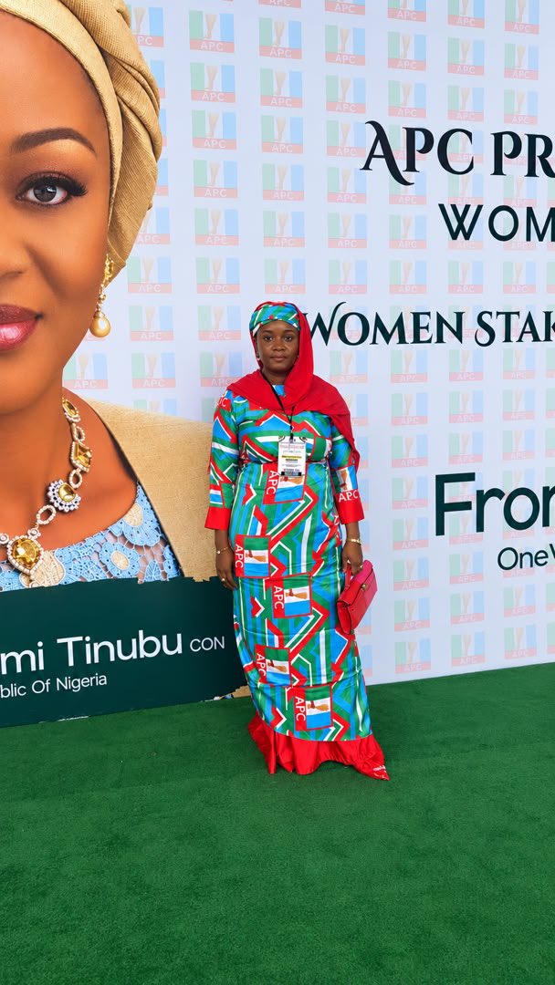 HonAishaA's tweet photo. Jagaban ya kwaci kasa.  👌🏽🇳🇬❤️♾️

  I  don’t  hide  or  run  away  from  what  I  believe  in,  all  because  my  opinion  and  choice don’t  suit  others.   

  We  are  each  entitled  to  our opinions  and  choices  in life;  I  owe  no  one perfection, nor  do  I  owe any  one an     explanation.   

  Insults  don’t  hurt me; they fuel  me  to  do  better.  

  People  who  insult  without  making  a  valid point  have  nothing  to deliver; they are "just noise".  

  Allah  sees  my  heart.  ❤️