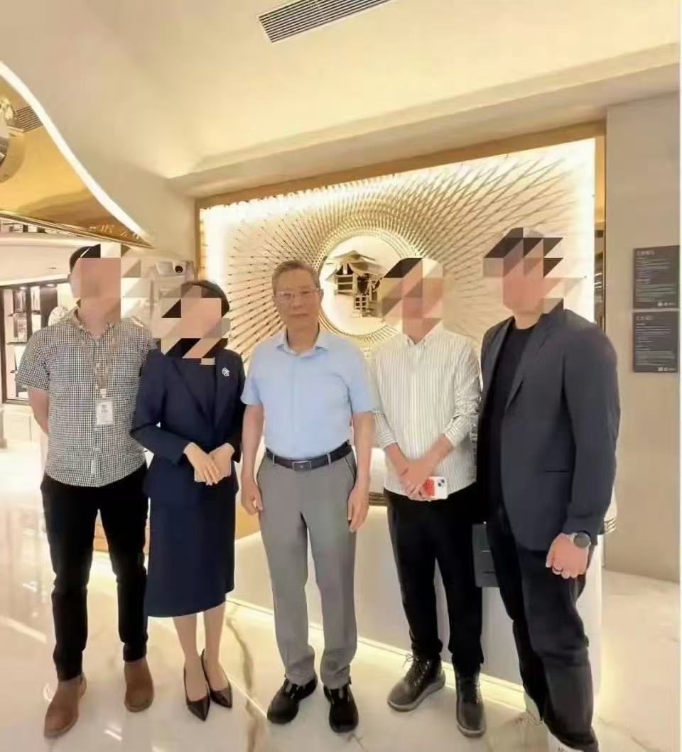 sanmeiBTC's tweet photo. 钟南山院士90岁了，精神头还这么足，

说实话完全看不出是90岁的人，

腰板比年轻人还直，气场拉满！

这才叫真正的“国民顶流”。 https://t.co/H0G0pkF3HK