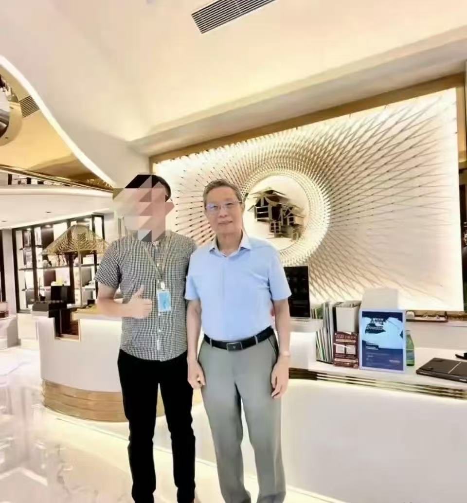 sanmeiBTC's tweet photo. 钟南山院士90岁了，精神头还这么足，

说实话完全看不出是90岁的人，

腰板比年轻人还直，气场拉满！

这才叫真正的“国民顶流”。 https://t.co/H0G0pkF3HK