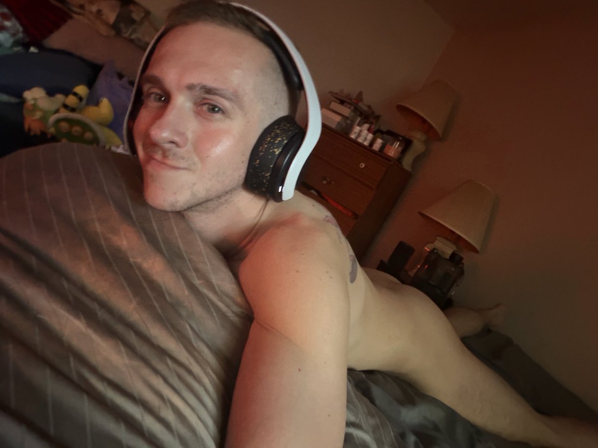 Shaunbebi's tweet photo. Getting into the Halloween spirit by getting stoned and watching some horror movies with my ass out 👻 https://t.co/y7VmMWrfTZ