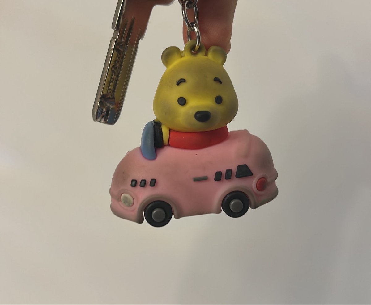 esmsyll's tweet photo. Kocam bana ilk ayımızda pooh hoşuma gidiyor diye böyle minnoş bir anahtarlık almıştı ilk bilgisayar çantama taktım evlenince evimizin anahtarı olarak kullandım size ucuz hediyeler alması pahalı hediye almayacağı  anlamına gelmiyor evlilik teklifinde pırlanta yüzük taktı mesela https://t.co/eoBA7vY3tw