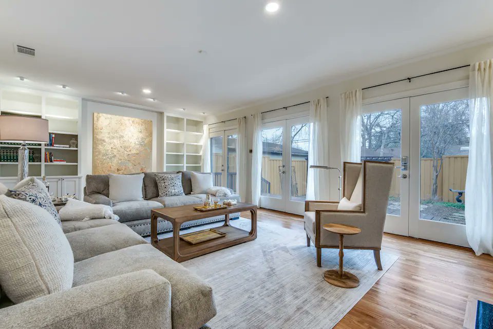 VipDallasHome's tweet photo. Experience Dallas like a local from a stylish four-bedroom home in the M Streets. Enjoy a comfortable neighborhood stay with convenient access to dining, shopping, and entertainment.
https://t.co/UwoBB0Lx3M
#MStreets #DallasStay #TexasTravel https://t.co/2KKiDoWUIO