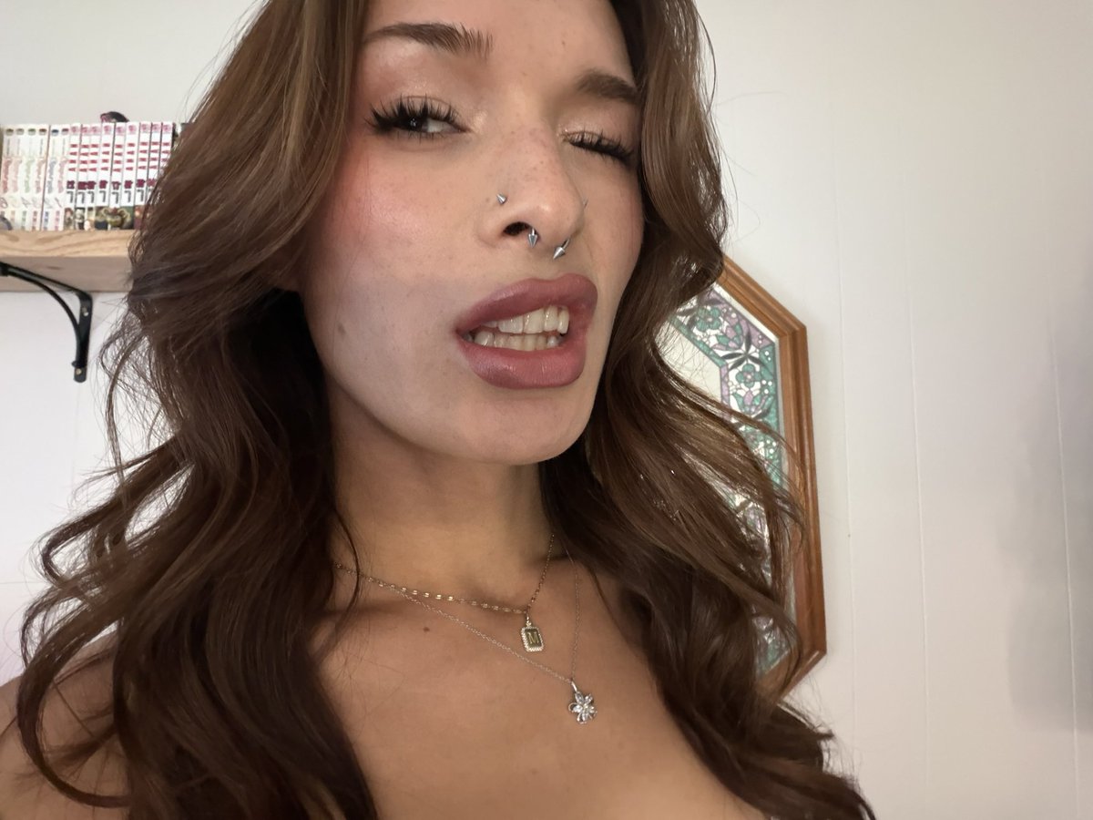 futagorl's tweet photo. I fucking love lip fillersssss 💋 need to see how they look wrapped around 🍆💦 https://t.co/xL47nhloMc