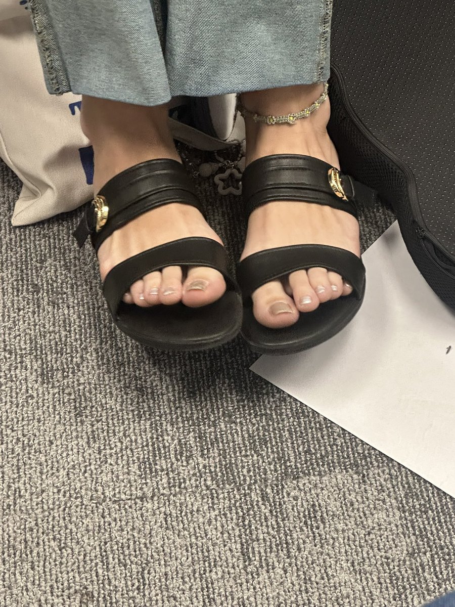 Leothecatcher's tweet photo. love her sexy toes #candid #candidfeet #feet #feetfetish #trib https://t.co/HjRejxuFPE
