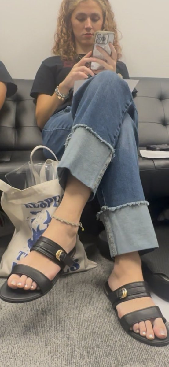 Leothecatcher's tweet photo. love her sexy toes #candid #candidfeet #feet #feetfetish #trib https://t.co/HjRejxuFPE