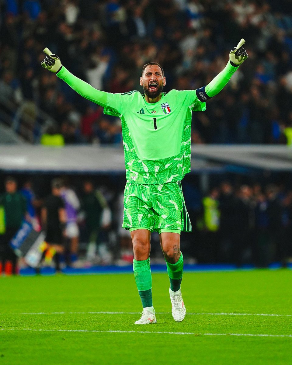 donnarumma's tweet photo. Chiudiamo questa sosta nel migliore dei modi. Ci vediamo a Novembre 💪🏽💙 Forza Azzurri! https://t.co/ygzKh22Ilq