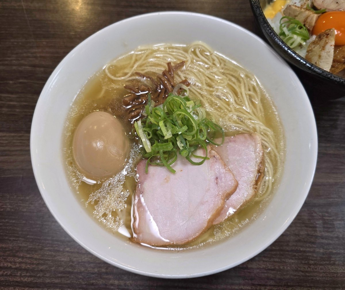 K46749975's tweet photo. かしわぎ@東中野
◾味玉塩

開店以来8年連続で百名店選出
東中野の名店中の名店🤗🩵

麺屋棣鄂の歯切れ良きパツ麺
中国料理🍴掃湯技法で
濁りや雑味を取り除いた
澄んだ黄金色の旨味濃厚🐖💥
豚清湯スープ🤤⤴

🍚豚の旨味に辛子マヨパンチ
紅玉の濃厚なコクが米に合う😘
#百名店 https://t.co/rWhMzkLLex