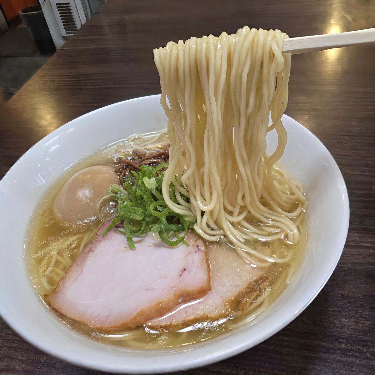 K46749975's tweet photo. かしわぎ@東中野
◾味玉塩

開店以来8年連続で百名店選出
東中野の名店中の名店🤗🩵

麺屋棣鄂の歯切れ良きパツ麺
中国料理🍴掃湯技法で
濁りや雑味を取り除いた
澄んだ黄金色の旨味濃厚🐖💥
豚清湯スープ🤤⤴

🍚豚の旨味に辛子マヨパンチ
紅玉の濃厚なコクが米に合う😘
#百名店 https://t.co/rWhMzkLLex