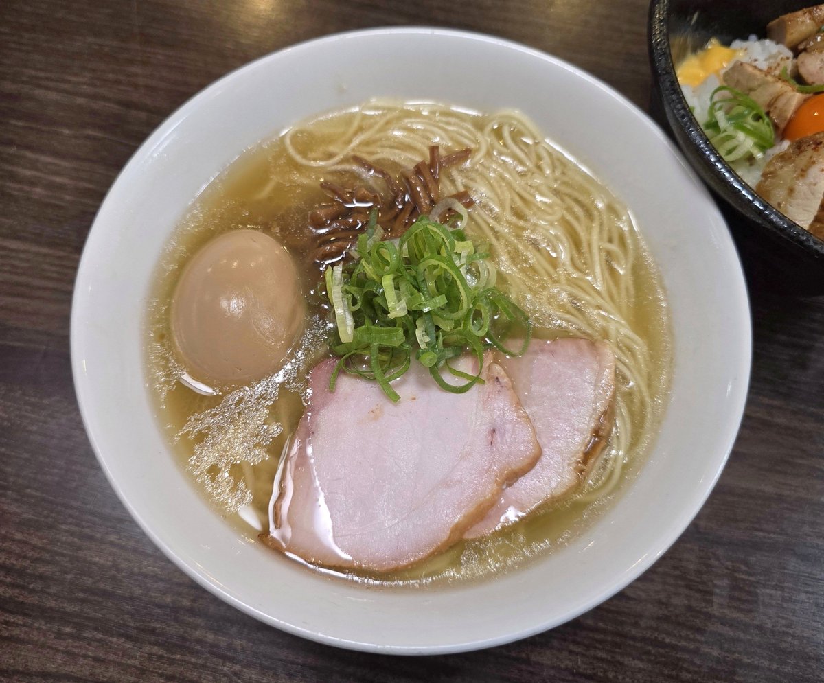 K46749975's tweet photo. かしわぎ@東中野
◾味玉塩

開店以来8年連続で百名店選出
東中野の名店中の名店🤗🩵

麺屋棣鄂の歯切れ良きパツ麺
中国料理🍴掃湯技法で
濁りや雑味を取り除いた
澄んだ黄金色の旨味濃厚🐖💥
豚清湯スープ🤤⤴

🍚豚の旨味に辛子マヨパンチ
紅玉の濃厚なコクが米に合う😘
#百名店 https://t.co/rWhMzkLLex