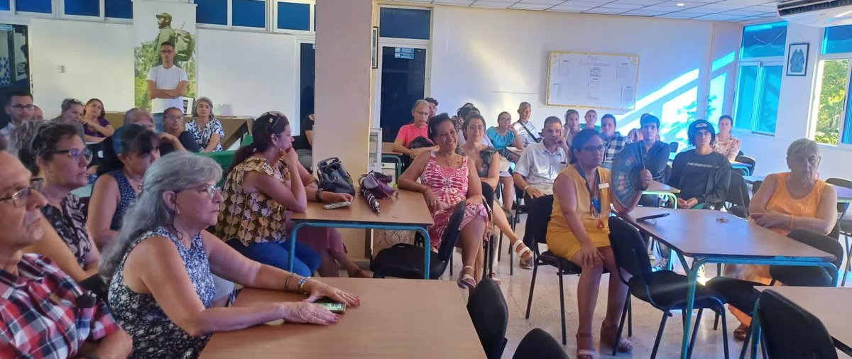Colombo_Ucmholg's tweet photo. En la Universidad de Ciencias Médicas de Holguín se desarrolló el Matutino Semanal, un espacio donde se analizaron las actividades de la semana pasada y se proyectaron las de esta semana que comienza. 

#UCMHo #MatutinoSemanal #TrabajoEnEquipo #SentidoDePertenencia https://t.co/dEZ9Jxuof5