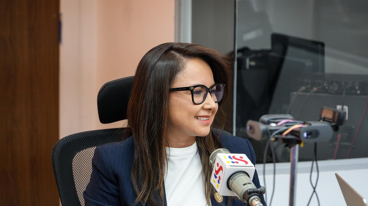 MinGobiernoEc's tweet photo. 🎙️ Hoy, en @sonoramaec, la ministra @natalymorillos  destacó acciones del Gobierno Nacional:

🔹 Jóvenes en Acción, para capacitar y fortalecer habilidades.

🔹 Seguridad y salud, para cuidar el bienestar y la tranquilidad de las familias ecuatorianas. https://t.co/hpQ7wzCMHd