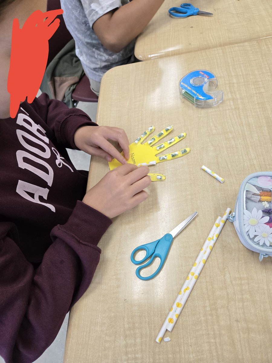 MsZs_Class's tweet photo. Ss spent some time today creating their articulated hands in preparation for learning about the skeletal and muscular systems. #STEM #Grade5Science #HumanBodySystems https://t.co/vyle5mEmfa