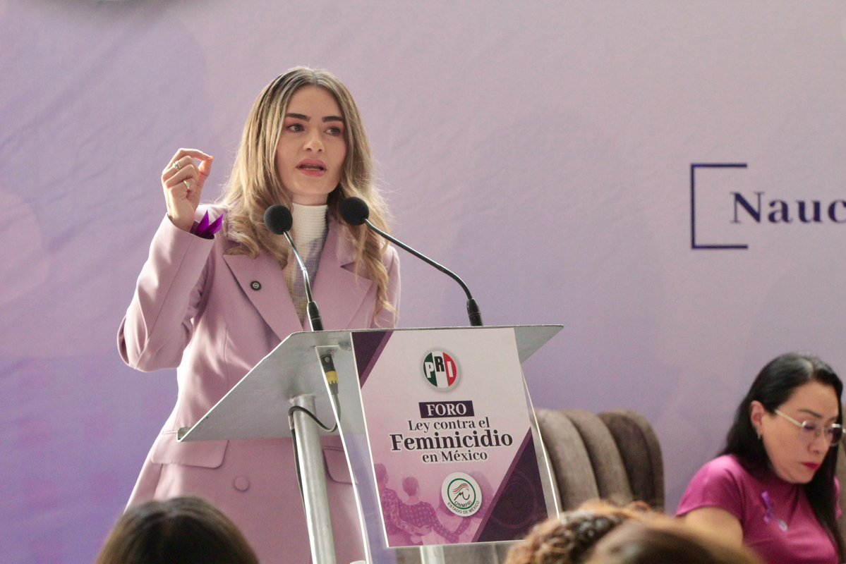 PRI_EDOMEX's tweet photo. La participación de las mujeres también debe traducirse en leyes, presupuesto y decisiones públicas. Por eso es relevante el Foro: Ley contra el Feminicidio en México, impulsado por el @ONMPRIEdo_Mex, porque lleva las voces, experiencias y propuestas de las mujeres a una discusión legislativa que puede definir cómo debe actuar el Estado antes de que ocurra una tragedia.

Reconocemos la participación de nuestra Presidenta, @CristinaRuiz_S, quien ha impulsado el tema en el Senado de la República para lograr prevenir, actuar y presupuestar con protección inmediata e investigación efectiva. 

Porque, como ha insistido nuestra Presidenta y Senadora, una ley contra el feminicidio tiene que llegar antes. Antes de la agresión, antes de la desaparición, antes de que una amenaza termine en una silla vacía.