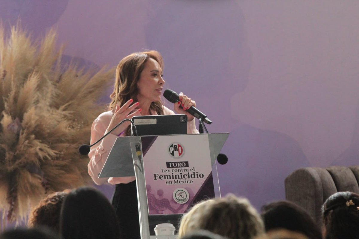 PRI_EDOMEX's tweet photo. La participación de las mujeres también debe traducirse en leyes, presupuesto y decisiones públicas. Por eso es relevante el Foro: Ley contra el Feminicidio en México, impulsado por el @ONMPRIEdo_Mex, porque lleva las voces, experiencias y propuestas de las mujeres a una discusión legislativa que puede definir cómo debe actuar el Estado antes de que ocurra una tragedia.

Reconocemos la participación de nuestra Presidenta, @CristinaRuiz_S, quien ha impulsado el tema en el Senado de la República para lograr prevenir, actuar y presupuestar con protección inmediata e investigación efectiva. 

Porque, como ha insistido nuestra Presidenta y Senadora, una ley contra el feminicidio tiene que llegar antes. Antes de la agresión, antes de la desaparición, antes de que una amenaza termine en una silla vacía.