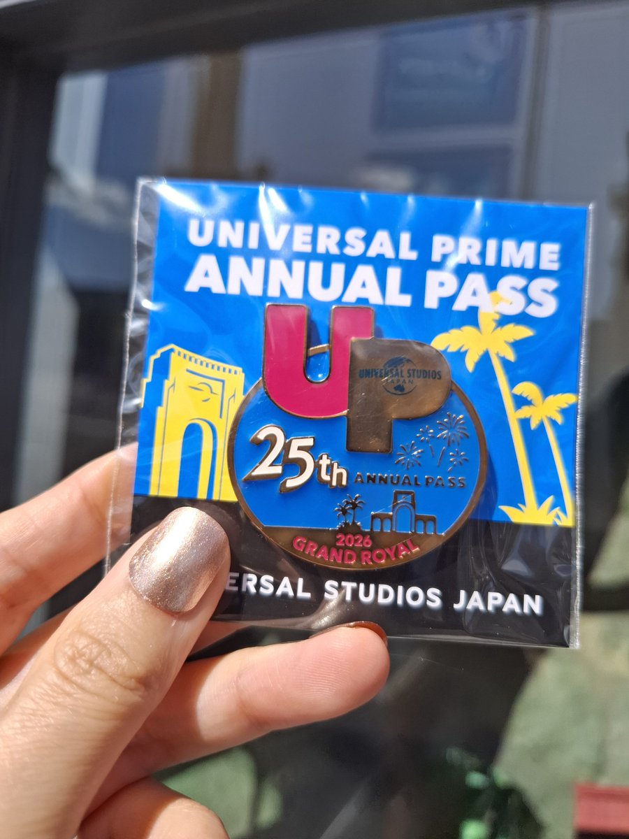 kozuyan's tweet photo. グランロイヤルの更新をした次男！
記念ピンをいただきました✨
今年は25周年ロゴ入り☺

#USJファン https://t.co/ZLpQvHVTtM