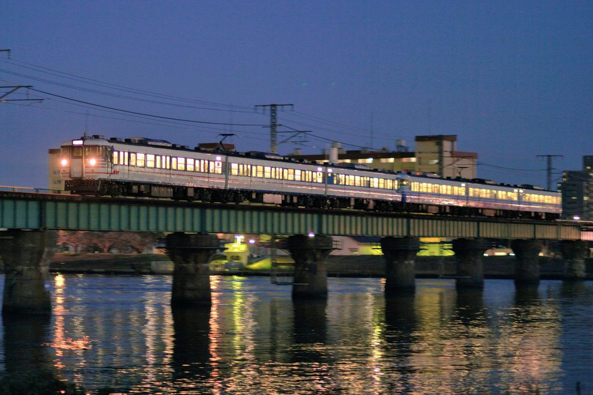IideExpress's tweet photo. 越後線115系普通列車　
信濃川を渡る
2017.11.17　白山-新潟 https://t.co/5vlD4Ac8y7