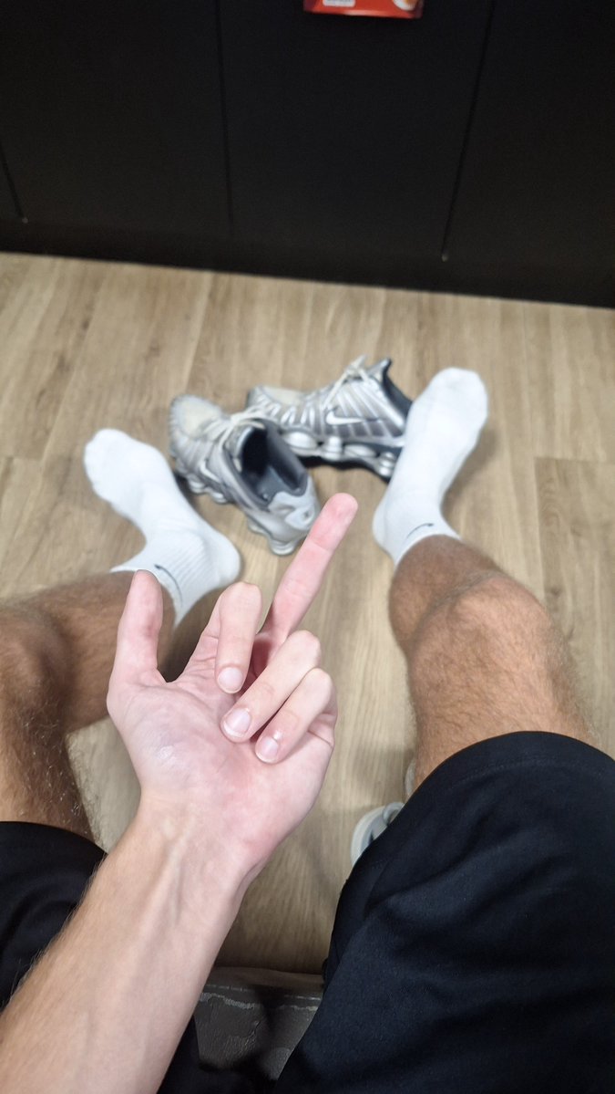 YngMasterr's tweet photo. wasz ulubiony widok cioty😈, mikrofiuty wam drgaja na myśl o spoconych stopach waszego Pana😂 #master #findom #cash #money #cashmaster #sneak #socks #atm #gym #domination #alpha #cwel #legs #drain https://t.co/lpwTFMhS3E