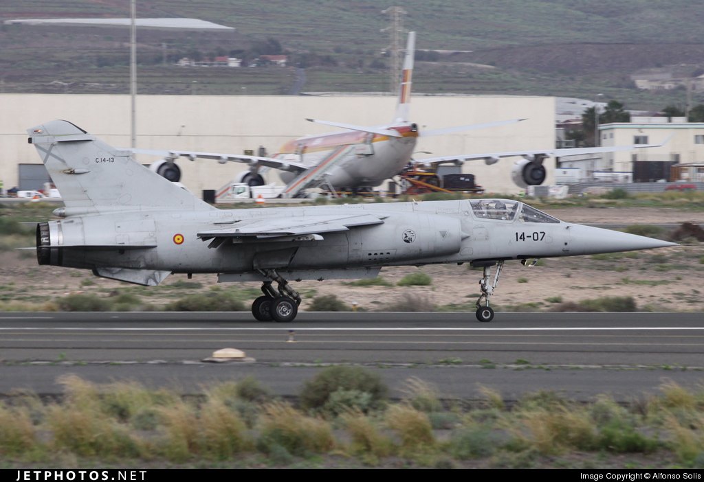 RadarCanarias's tweet photo. En el museo de Gando. Podemos encontrar un Mirage F1 del Ala 46, pero nunca opero con ella. Se trata del C.14-13 un F1CE que estubo toda su vida en el Ala 14 como 14-13 y despues como 14-07. Probablemente no se trajo un F1 de Gando por que eran F1EE y eran mas valiosos https://t.co/TC6CQtgbtX