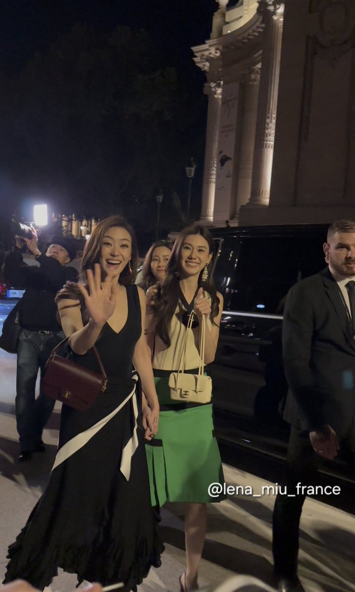 lena_miu_france's tweet photo. Always holding hands 🥰🥰🥰

#CHANELSS27xLenaMiu
#LalinaLena @lena__lorena
#MiuNatsha @miunatshaa​
#CHANELSpringSummer 
#CHANEL #PFW @CHANEL https://t.co/PXs2jHGe9W