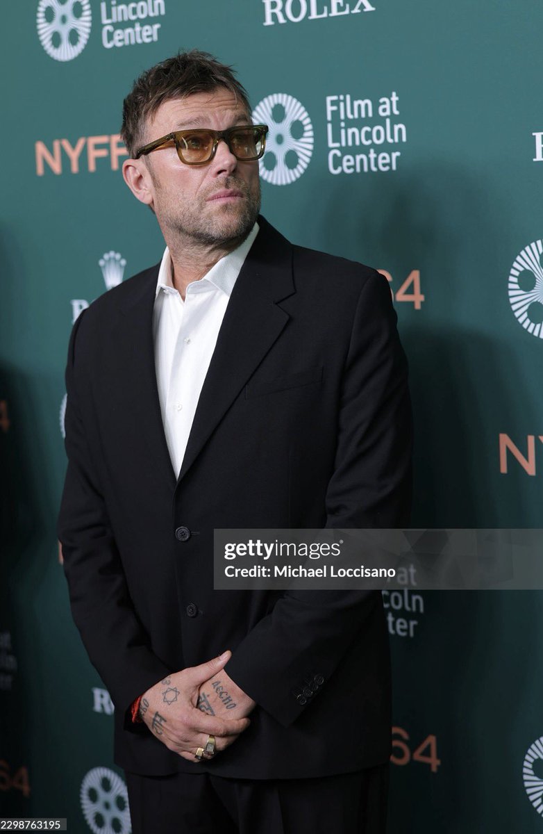 prettygirlwhy's tweet photo. OH MY GOD DAMON AT THE PREMIERE OF ARTIFICIAL https://t.co/ZZTzVbOdVS