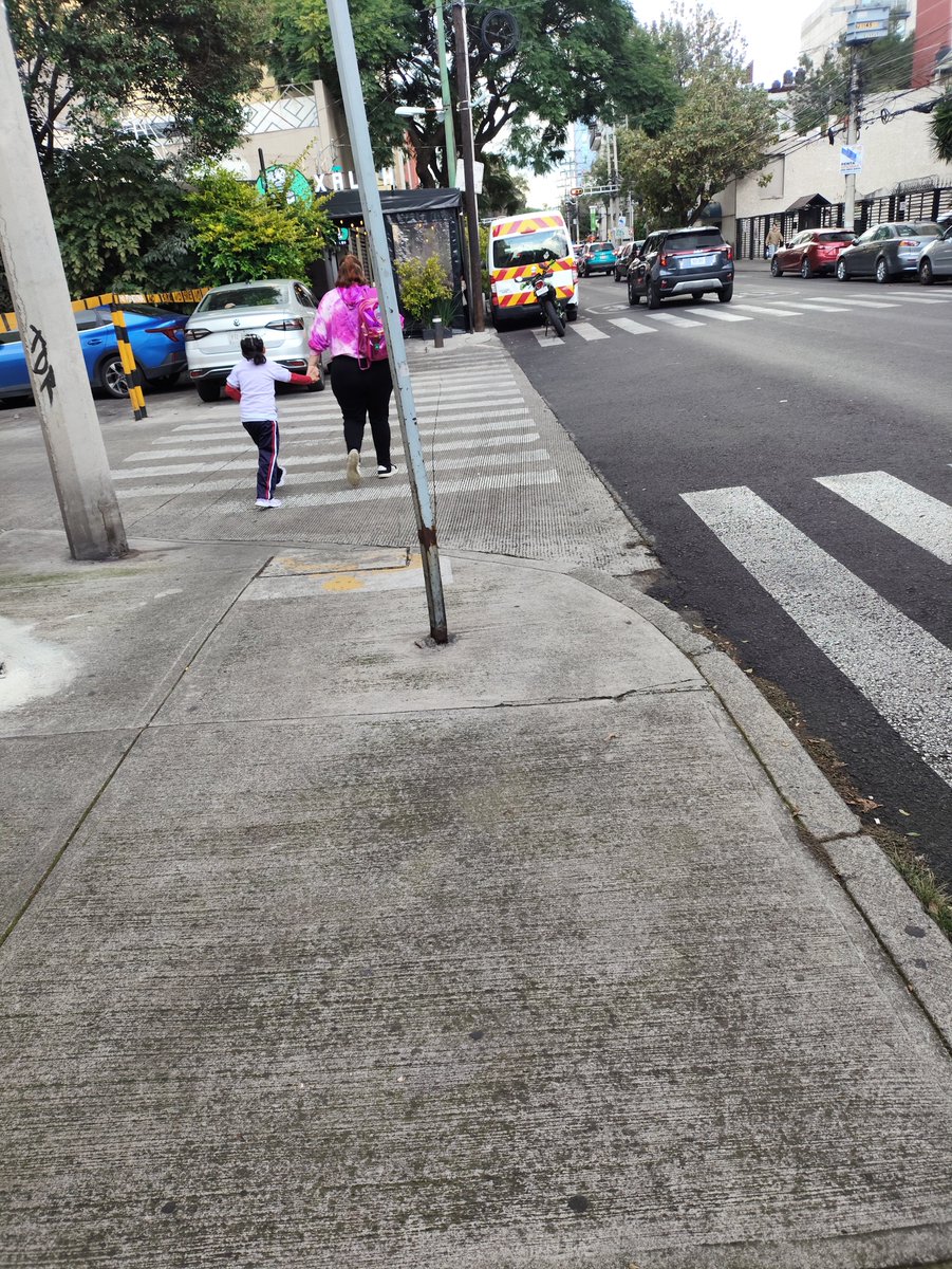 mameromero's tweet photo. @BlindarBJ @UCS_GCDMX @ClaraBrugadaM @supercivicosmx @LuisMendozaBJ favor de multar carros y motos estacionados en el paso peatonal de la esquina de Miguel Laurent 923 y Tenayuca. El café Xaloh le indica a sus clientes que se pueden estacionar ahí. Y no se puede cruzar la calle. https://t.co/odY9uznfHt