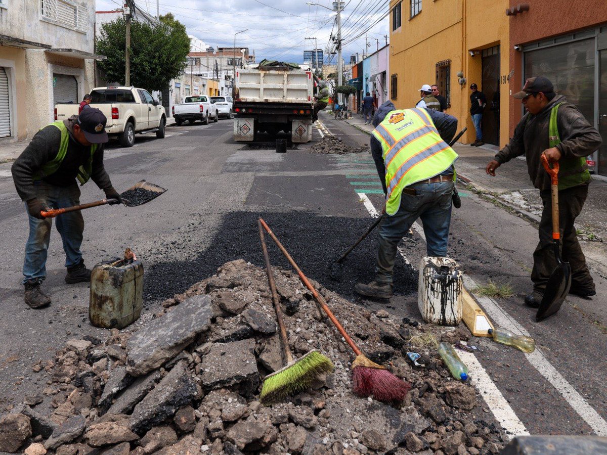 pepechedrauimx's tweet photo. En la colonia Volcanes atendemos la calle 21 Sur, una vialidad importante que conecta nuestra ciudad. 🚧👷🏻

Trabajamos para que las calles de #PueblaCapital estén en óptimas condiciones. 🚘🛣️ https://t.co/6Hw23OP0eH