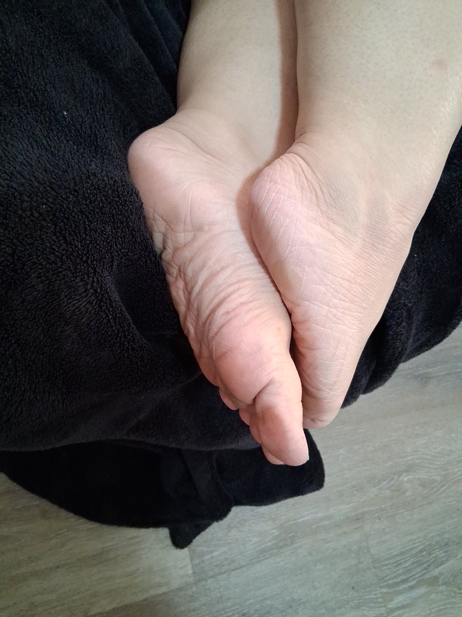melonynoir3425's tweet photo. Get in front of the bed and start kissing em #princessfeet #goddessfeet #mouthwateringfeet #feetcommunity #wrinklefeet  #soles #toes #prettytoes #prettyfeet #footfetish #feetworshi̇p https://t.co/jflIKwa9D8