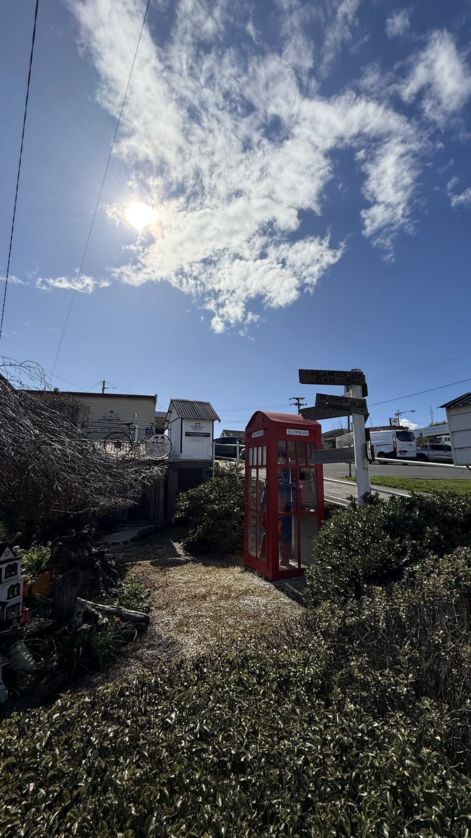 wapple15's tweet photo. Deloraine Tasmania π¦πΊ #TelephoneBoxTuesday https://t.co/qOtCNhOKac