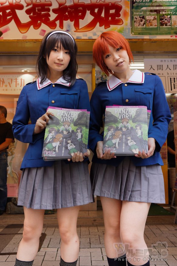 kaztsu's tweet photo. 2012年10月6日、秋葉原にてTVアニメ放送前ガールズ＆パンツァー「戦車道選択専攻ガイダンス」のパンフレット配布。この頃は誰もならんだりしていない静かな配布会で十四年後もらぶらぶ作戦とか最終章とか言って続いてるとは思わなかった　#garupan https://t.co/S9WgRlWmVN