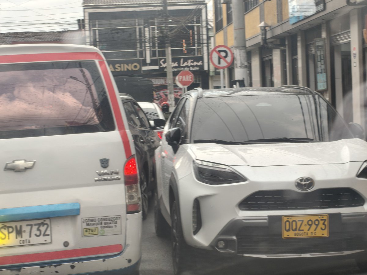humbertofonsec7's tweet photo. @sappo hoy en medio de tremendo trancon este bárbaro cuadrado en contravía como si nada en la Calle    #77-68 barrio Villa Luz @CanalRCN @Citytv  @caracol_canal https://t.co/sizIy5tUOE