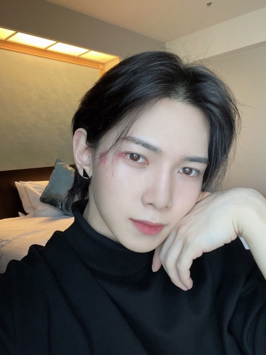 gasprices0's tweet photo. pretty eyes pretty nose pretty birthmark pretty face pretty everything https://t.co/5EpSDLQ7f9