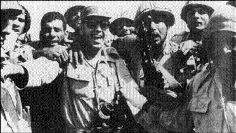 DrLuna_Aziz's tweet photo. بيقول الچنرال الشاذلي: "عندي صورة بأعتز بيها جداً يوم ٨ أكتوبر والظباط والعساكر ماسكينّي من كل ناحية، ويقولولي "التوجيه ٤١، هتلاقي فرحة عارمة، الجنود والظباط شافوا نفسهم منتصرين انتصار ماحق ساحق ولأنهم شافوا كل التوقيتات اللي اتقالت لهم حصلت كأنها كتاب مفتوح" https://t.co/NFle1ZO6m2